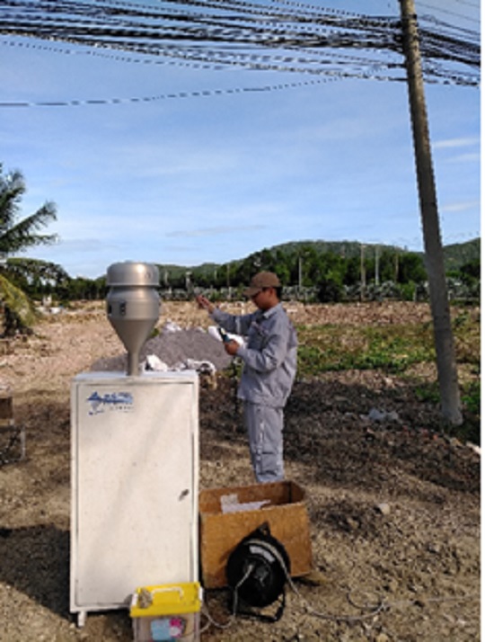 Quan trắc viên thực hiện lấy mẫu và quan trắc hiện trường không khí xung quanh Ngoài hàng rào nhà máy XLK Dinh Cố, ngày 13/12/2018